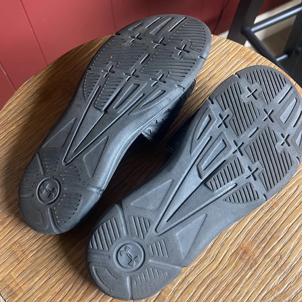 Under Armour4D foam black slide sandals. Size 6 Y